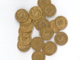 une pile de pièces d'or sur une surface blanche