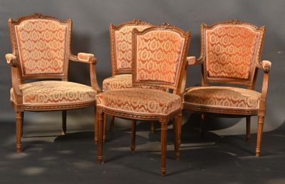 trois chaises anciennes avec des coussins rembourrés au niveau du dossier