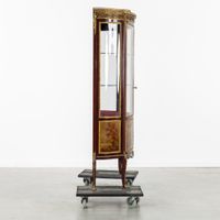 Vitrine à deux portes, placage et ferrures en bronze, style … (photo 4)