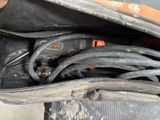 une personne tenant un bagage contenant des fils électriques