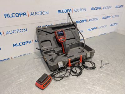 une image représentant une mallette à outils contenant des fils électriques et d'autres objets