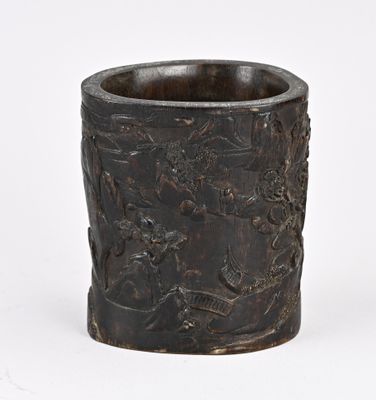 une tasse en bois décorée d'un motif
