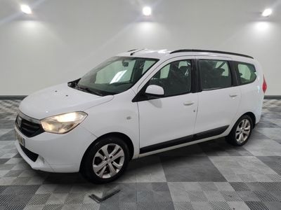la photo d'une camionnette blanche garée dans un garage