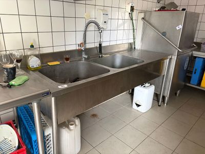 une cuisine avec un évier et un réfrigérateur