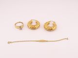 trois paires de boucles d'oreilles en or et un bracelet