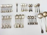 de nombreuses cuillères disposées sur la table