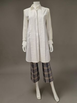 une chemise blanche et un pantalon à carreaux sur un mannequin, un mannequin, un mannequin, un mannequin, un mannequin, un mannequin, un mannequin, un mannequin