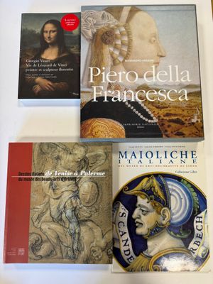 de nombreux livres exposés sur une table