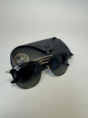 Lunettes de soleil Ray-Ban noires avec étui