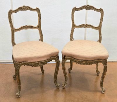 PAIRE de chaises en bois doré. Dossier evidé.