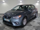 la voiture grise est garée dans le garage sur le sol en damier