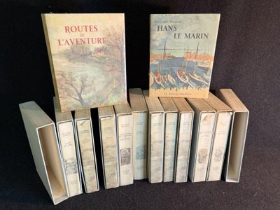 plusieurs livres sont empilés sur une table