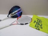 deux raquettes de tennis et un t-shirt posés sur une table
