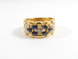 gros plan d'une bague en or avec saphirs et diamants