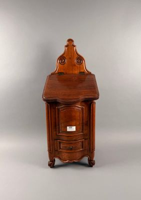 Boite à sel en noyer mouluré et sculpté.