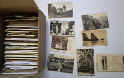 une boîte remplie de vieilles cartes postales posée sur une table