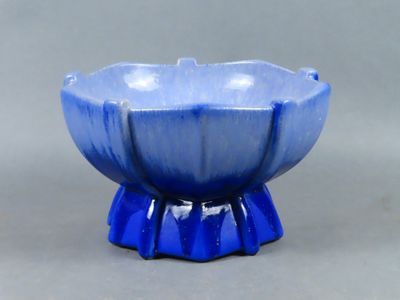 un bol bleu posé sur une table