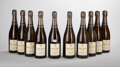 six bouteilles de vin alignées sur une table