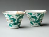 deux tasses vertes et blanches ornées de motifs représentant des dragons