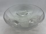 un bol en verre transparent contenant trois coquillages