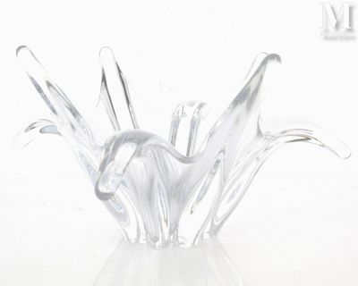 un vase en verre transparent contenant une fleur