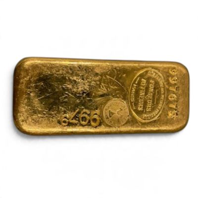gros plan d'un lingot d'or sur une surface blanche