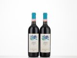 deux bouteilles de vin rouge posées sur une table