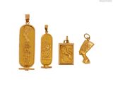 trois pendentifs en or de formes et de tailles différentes sur un fond blanc