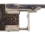 un gros plan d'un pistolet sur un fond blanc avec un fond blanc