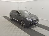 la voiture grise est garée dans le garage sur le sol en damier