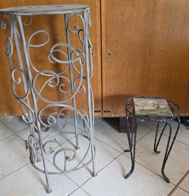 une petite table et un petit tabouret dans une pièce