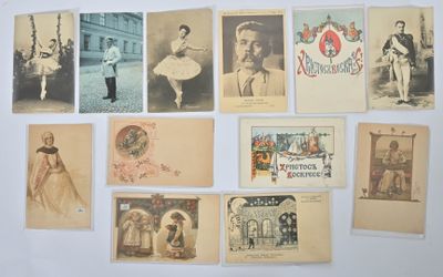 un grand nombre de vieilles cartes postales accrochées au mur