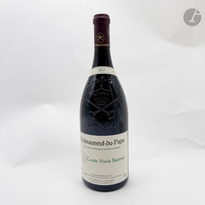 une bouteille de vin posée sur une table