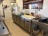 une cuisine avec beaucoup de nourriture sur le plan de travail