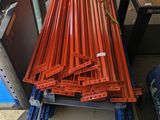 une pile de tuyaux orange posée sur une table