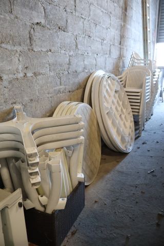 Lot de 10 tables et 50 (environ) chaises de jardin d'extérieur en...