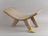 un petit banc en bois sur lequel sont posées deux bananes