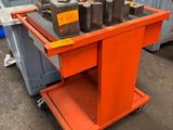 une table sur laquelle se trouvent plusieurs boîtes