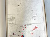un livre ouvert, sur lequel figurent des cercles rouges et bleus, posé sur une table