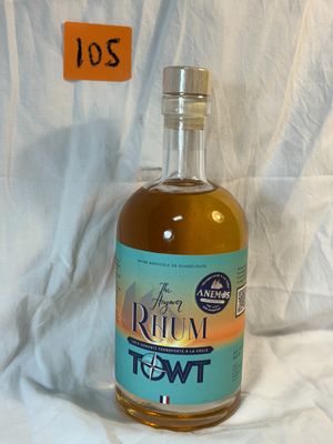 une bouteille de rhum posée sur une table