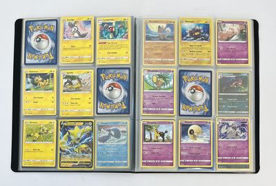 beaucoup de cartes pokemon sur la table