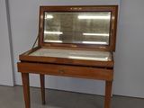 un petit bureau en bois surmonté d'un miroir