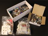 Des cartons contenant des objets divers sont posés sur une table dans une pièce