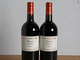 deux bouteilles de vin rouge posées sur une table en bois, à côté d'une bouteille de vin