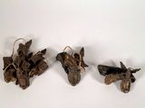 trois morceaux de bois posés sur une surface blanche