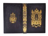 un vieux livre noir aux bords dorés et à la couverture dorée