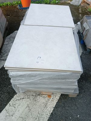 une pile de parpaings posée sur une palette