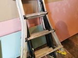 une échelle adossée au mur d'une pièce