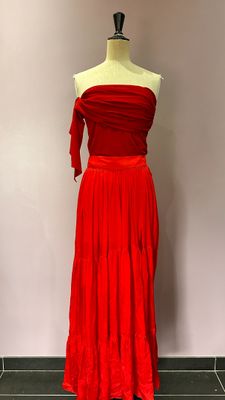 une robe rouge sur un mannequin, un mannequin, un mannequin, un mannequin, un mannequin, un mannequin, un mannequin, un mannequin, un mannequin