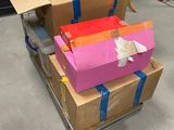 trois cartons empilés les uns sur les autres sur un chariot